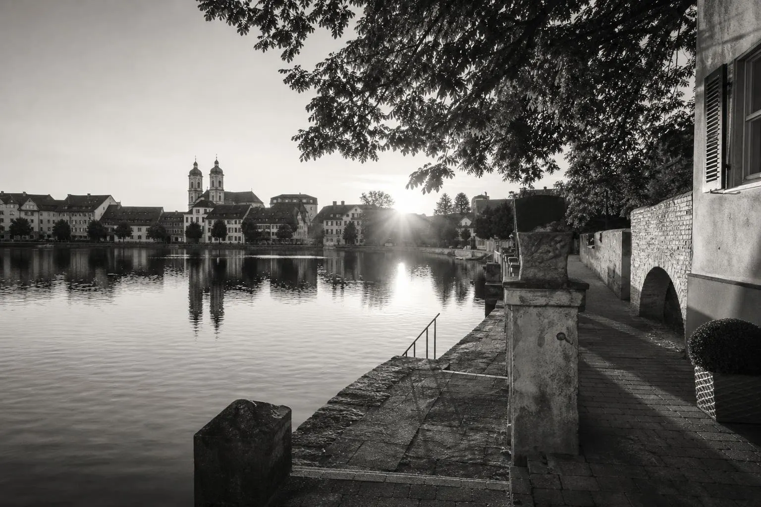 Ruhiger Uferweg am Stadtsee von Bad Waldsee im Abendlicht